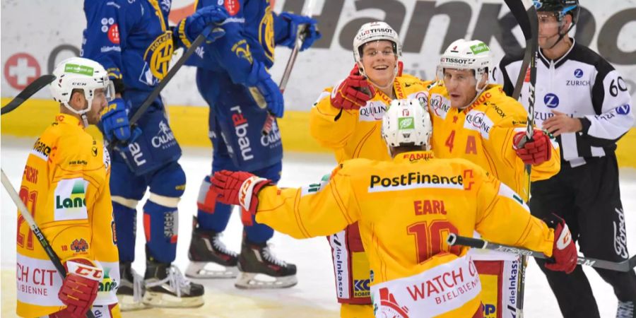 Spieler des EHC Biel bejubeln ein Tor gegen den HC Davos.