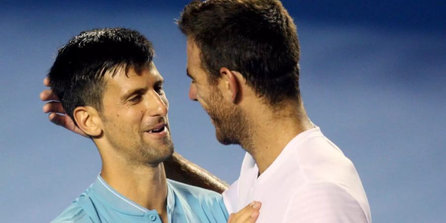 Novak Djokovic und Juan Martin Del Potro umarmen sich nach einem Spiel beim Acapulco Open in Mexiko im Jahr 2017 (Archiv).