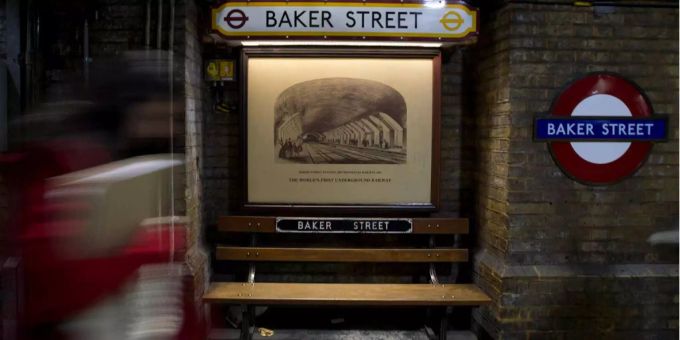 Eine freie Sitzbank an der U-Bahn-Station Baker Street in London. Eine freie Sitzbank an der U-Bahn-Station Baker Street in London.
