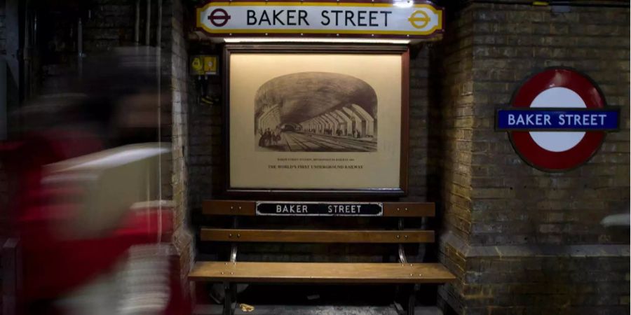 Eine freie Sitzbank an der U-Bahn-Station Baker Street in London.