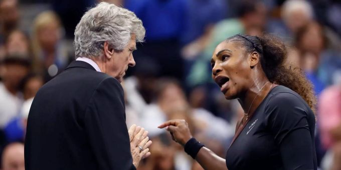Serena Williams spricht mit Schiedsrichter Brian Earley. Die Amerikanerin hatte bei der 2:6, 4:6-Niederlage drei Verwarnungen von Schiedsrichter Carlos Ramos erhalten. Serena Williams spricht mit Schiedsrichter Brian Earley. Die Amerikanerin hatte bei der 2:6, 4:6-Niederlage drei Verwarnungen von Schiedsrichter Carlos Ramos erhalten.