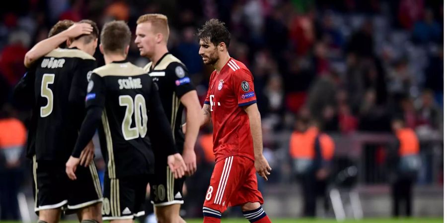 Javi Martinez (hinten, FC Bayern München) verlässt den Platz während im Vordergrund Spieler von Ajax Amsterdam jubeln.