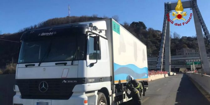 Das Standbild aus einem Video der Feuerwehr zeigt den letzten noch verbliebenen Lastwagen auf der eingestürzten Morandi-Brücke.