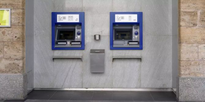 Zwei Bankautomaten einer Bank ohne einen Kunden.