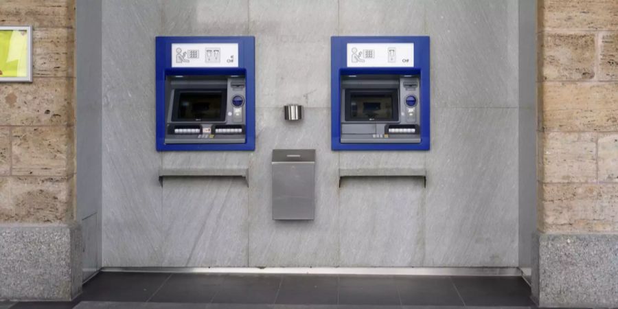 Zwei Bankautomaten einer Bank ohne einen Kunden.