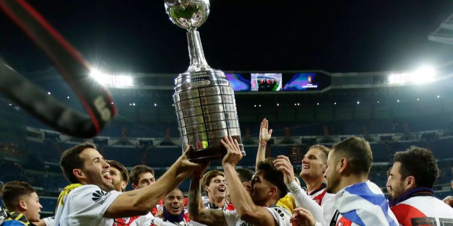 Die Spieler von River Plate freuen sich über den Gewinn der Trophäe im Copa Libertadores.