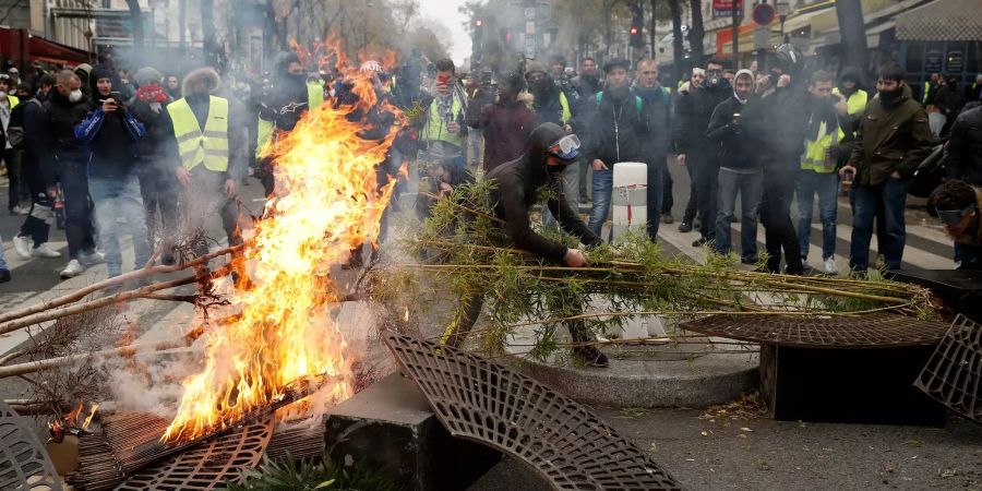 Die «Gelbwesten» protestieren in Paris.