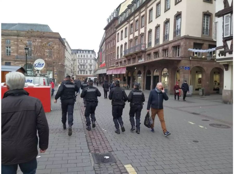 Polizisten hetzen in Strassburg auf der Strasse vom Weihnachtsmarkt.