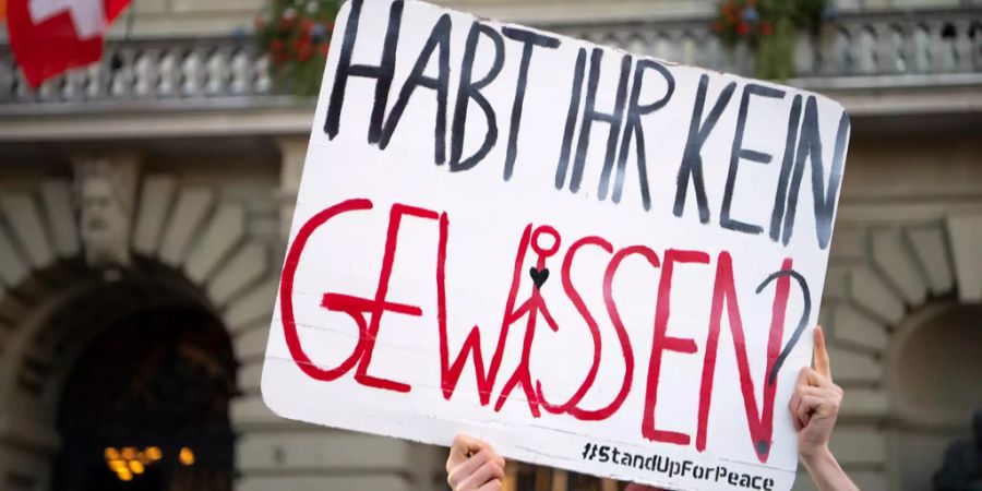 Legende Demonstranten protestieren waehrend einer Aktion gegen Waffenexporte.