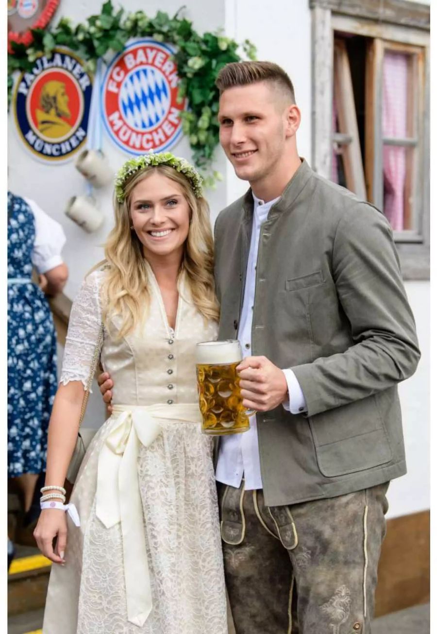 Niklas Süle vom FC Bayern München und seine Freundin Melissa Halter kommen in das Käferzelt auf dem Oktoberfest auf der Theresienwiese.