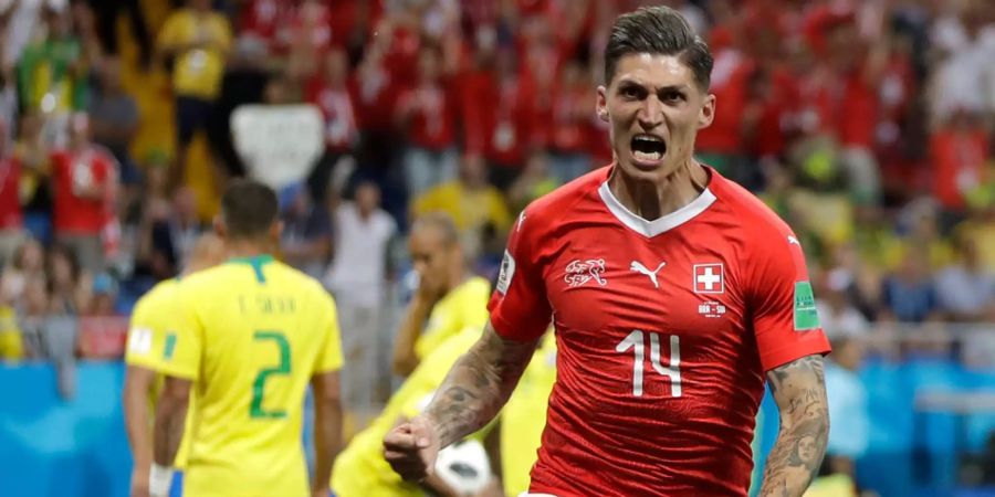 Der Schweizer Nationalspieler Steven Zuber bejubelt an der Fussball-WM in Russland das 1:1 gegen Brasilien.