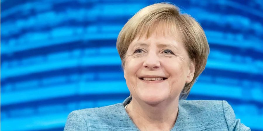 Bundeskanzlerin Angela Merkel spricht vor Beginn einer Aufzeichnung.