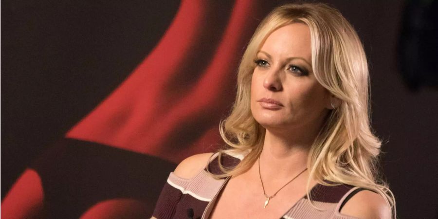 US-Erotikstar Stormy Daniels spricht während eines Interviews mit der dpa auf der Erotikmesse Messe «Venus» auf dem Messegelände in Berlin.