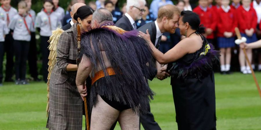 Prinz Harry und Herzogin Meghan werden in Wellington Neuseeland auf traditionelle Maori-Art begrüsst.