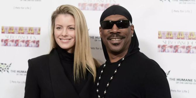 Fotoaufnahme von Eddie Murphy und Paige Butcher