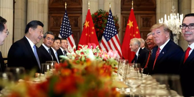 Die amerikanische und chinesische Delegation am G20-Gipfel. Donald Trump und Xi Jinping konnten sich auf einen vorläufigen Verzicht auf strengere Zollmassnahmen einigen. Die amerikanische und chinesische Delegation am G20-Gipfel.