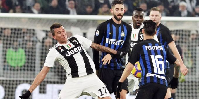 DIe Spieler von Inter Mailand versuchen den Juventus-Star Mario Mandzukic aufzuhalten. DIe Spieler von Inter Mailand versuchen den Juventus-Star Mario Mandzukic aufzuhalten.