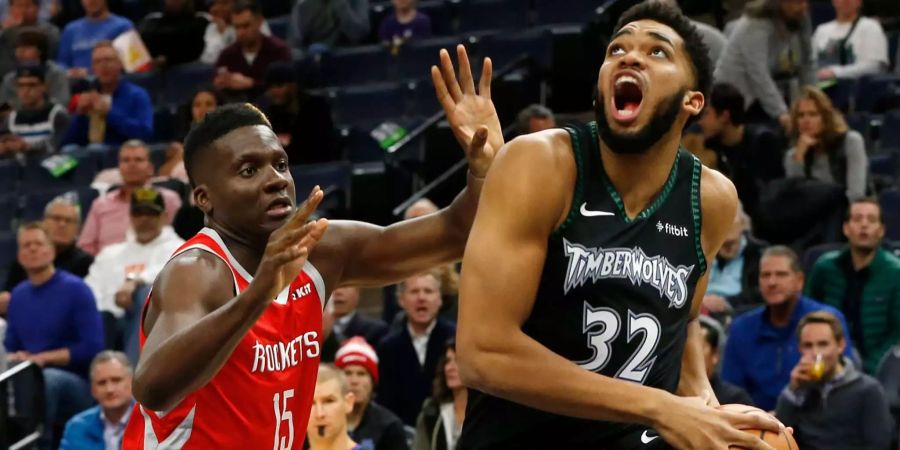 Clint Capela verteidigt gegen Karl-Anthony Towns.