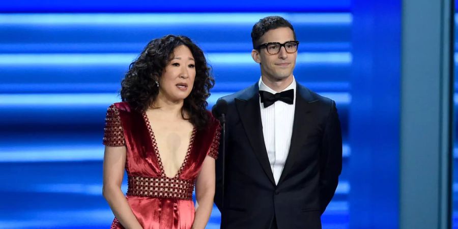 Die kanadisch-koreanische Schauspielerin Sandra Oh und der Komiker Andy Samberg moderieren die Golden Globes 2018. Hier stehen sie gemeinsam im Rahmen der diesjährigen Emmy-Verleihung auf der Bühne.