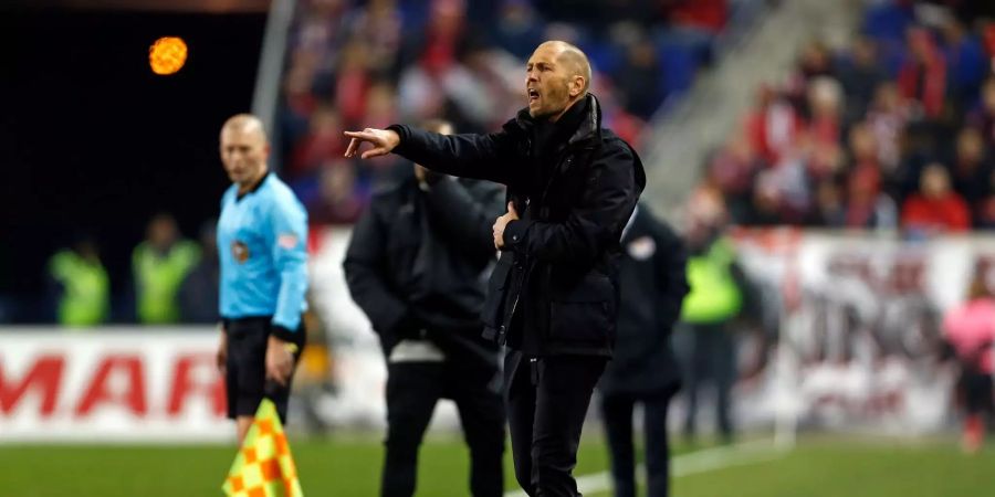 Columbus Crews Trainer Gregg Berhalter gibt während einem Spiel Anweisungen.