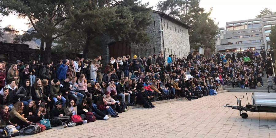 In Brig haben Schüler den Morgen frei bekommen, um die Wahl «ihrer» Viola Amherd zu verfolgen.