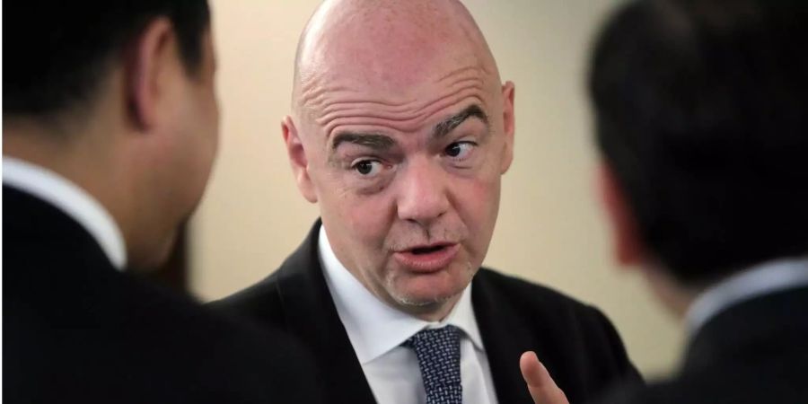 Fifa-Präsident Gianni Infantino (M) spricht mit Teilnehmern des Treffens der Asiatischen Fussballkonföderation (AFC).