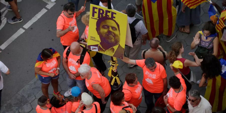 Demonstranten fordern die Freilassung des inhaftierten Oriol Junqueras, früherer katalanischer Vizepräsident.