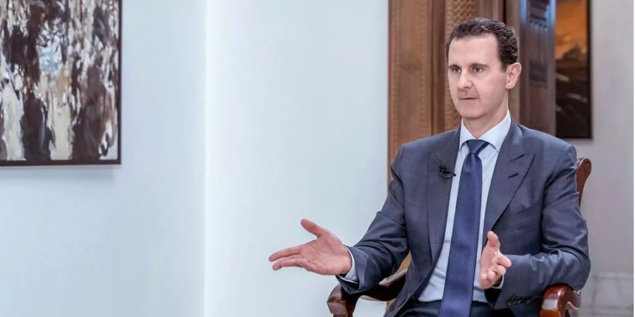 Dieses von der staatlichen, syrischen Nachrichtenagentur SANA zur Verfügung gestellte Foto zeigt den syrischen Präsidenten Baschar al-Assad bei einem Interview mit der britischen Zeitung «The Mail on Sunday» in Damaskus.