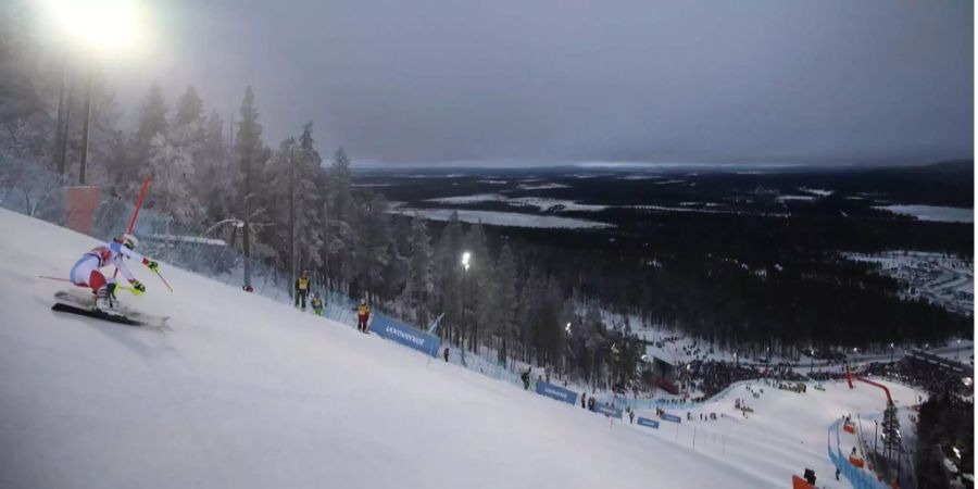 Die Sonne strahlt über der Slalom-Piste von Levi.