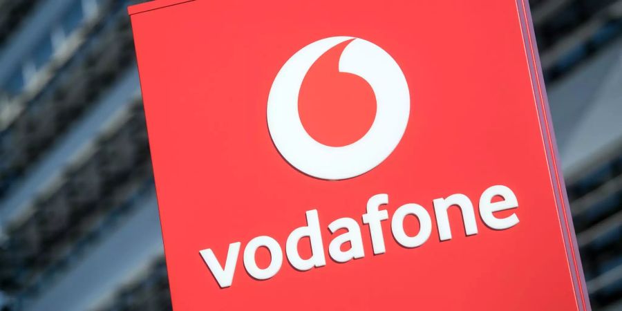 Das Vodafone-Logo steht vor der Vodafone-Deutschland-Zentrale.