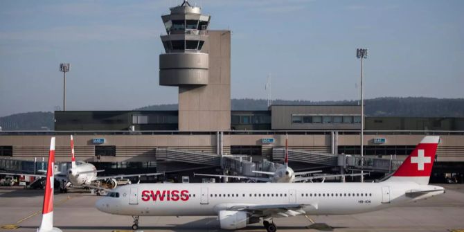 Ein Airbus A321 der Swiss am Flughafen Zürich.