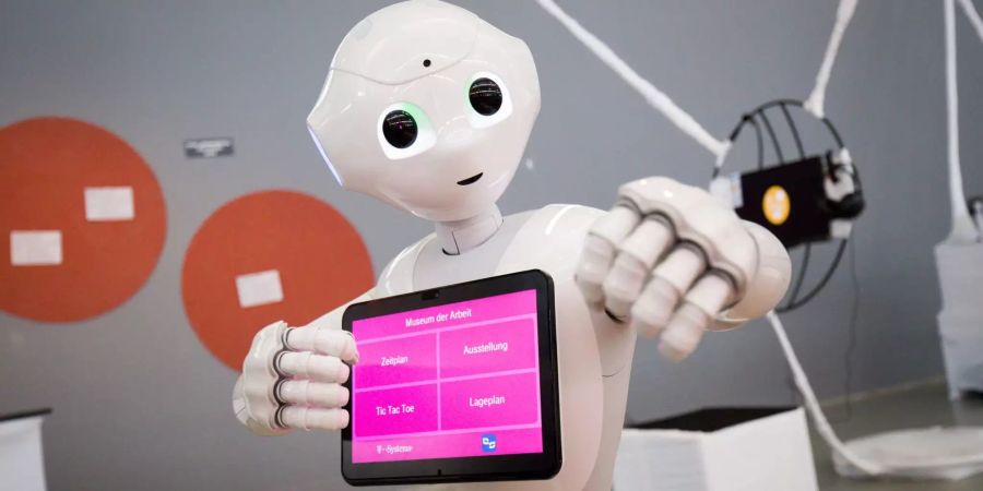 Roboter «Pepper» kommuniziert mit Journalisten und Gästen einer Ausstellung.