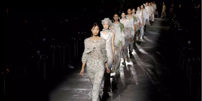 Models präsentieren Kleidung an der Milan Fashion Week. Models präsentieren Kleidung an der Milan Fashion Week.