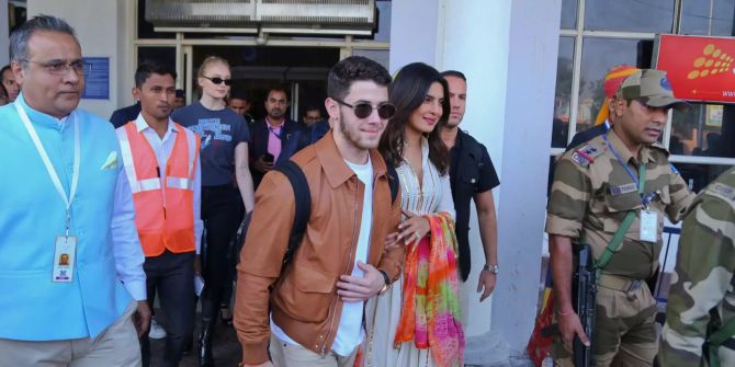 Bollywood-Schauspielerin Priyanka Chopra und Musiker Nick Jonas kommen am Flughafen in Jodhpur (IN) an.