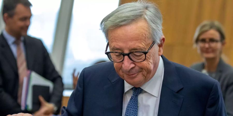 Der Präsident der Europäischen Kommission, Jean-Claude Juncker, wartet auf den Beginn einer Sitzung.