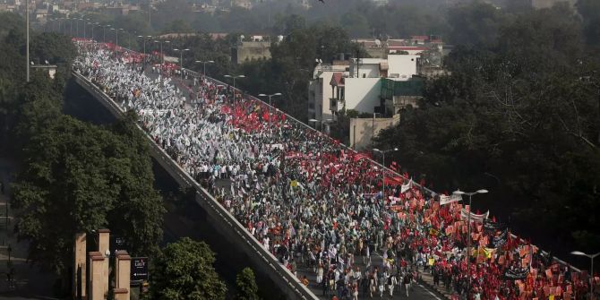 Indische Bauern und Landarbeiter marschieren während einer Protestkundgebung in Neu Delhi in Richtung des indischen Parlaments.