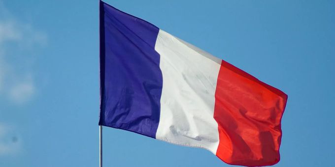 Französische Beamte sollen für Nordkorea spioniert haben. Die Flagge Frankreichs weht im Wind.