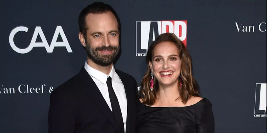 Natalie Portman (r.) erscheint mit ihrem Ehemann Benjamin Millepied (l.) auf dem roten Teppich der jährlichen Gala des LA Dance Project.