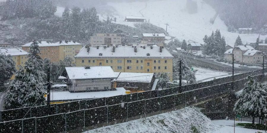 Schnee fällt auf den Ort Bad Gastein. Bei einem Wettersturz ist am Wochenende viel Schnee in den österreichischen Bergen gefallen.