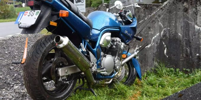 Der Motorradfahrer wurde beim Unfall erheblich verletzt - Kapo St. Gallen