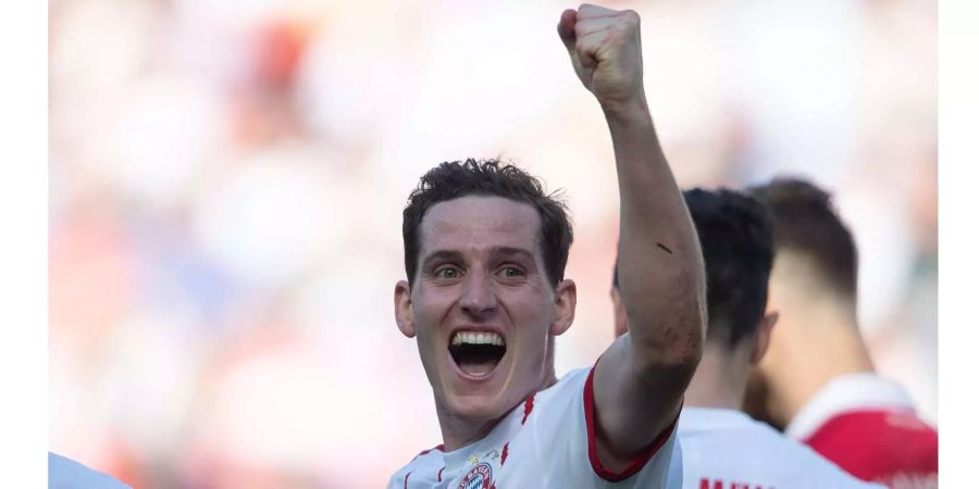 Sebastian Rudy jubelt nach einem Tor mit dem FC Bayern München.