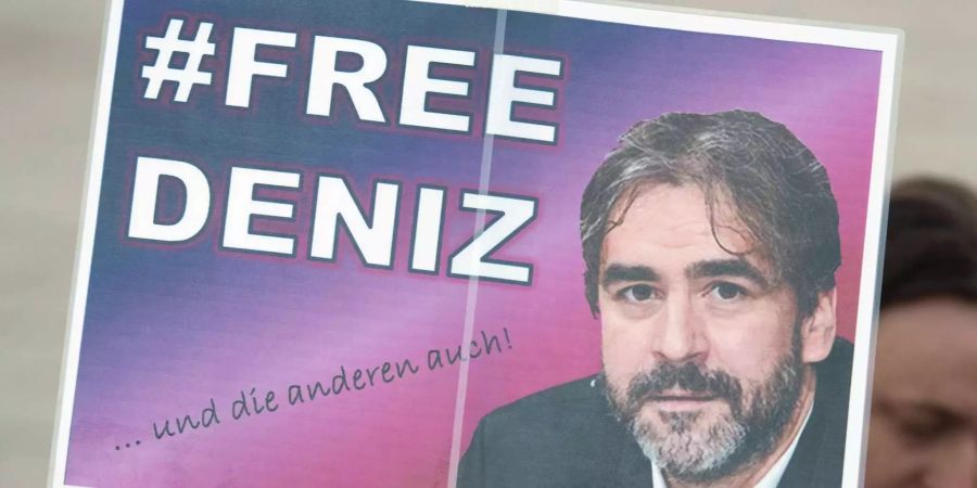 Für eine baldige Freilassung des in der Türkei inhaftierten deutschen Journalisten Deniz Yücel plädieren die Teilnehmer einer Mahnwache in Hessen (D).