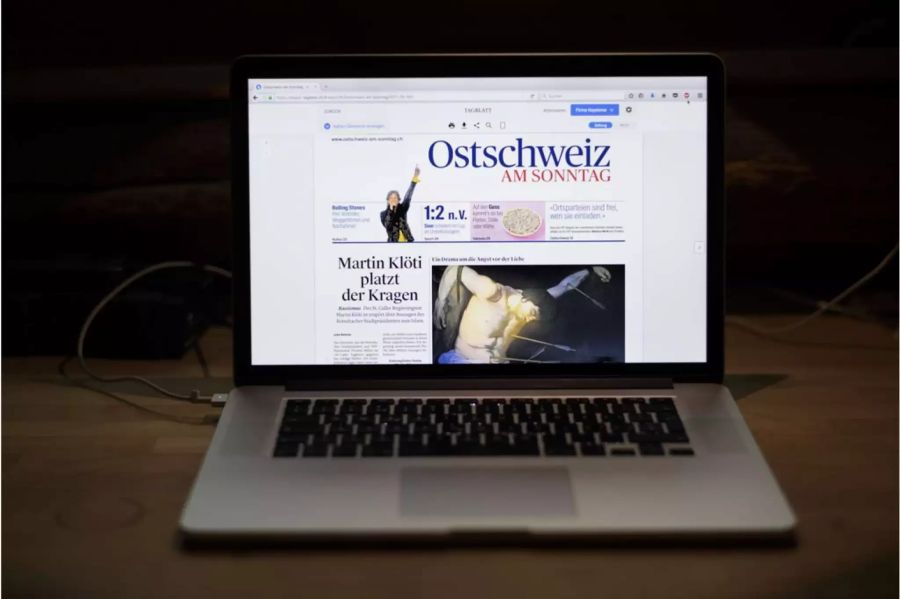 Offener Laptop mit Seite der Ostschweiz am Sonntag offen - Keystone