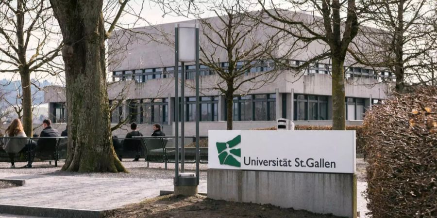 Das Logo der Universität St. Gallen (HSG) steht vor einem Gebäude.