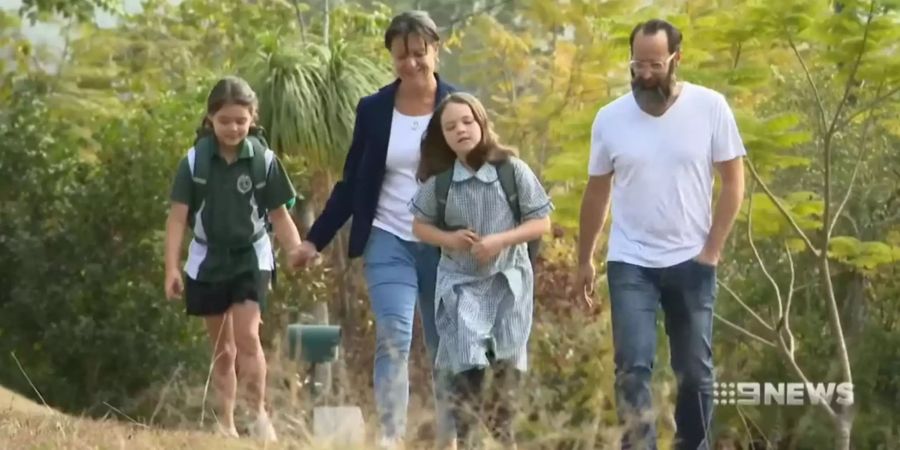 Familie Nielsen auf dem Weg in die Kenmore South State School in Brisbane. Die Eltern der kleinen Harper stellen in dem TV-Beitrag klar, dass der Protest von dem Mädchen selbst ausging.