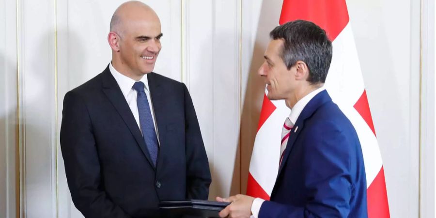 Bundespräsident der Schweiz Alain Berset (l) und Ignazio Cassis, Vorsteher des Eidgenössischen Departements für auswärtige Angelegenheiten, unterhalten sich.