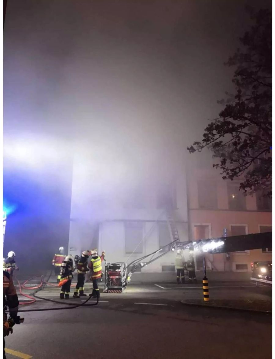 Die Flammen wüten im brennenden Haus.