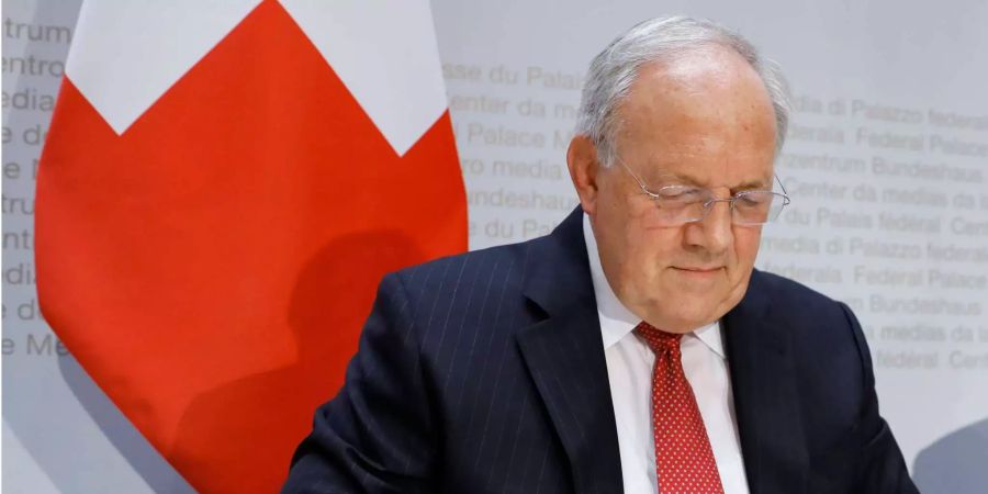 Bundesrat Johann Schneider-Ammann faltet seine Unterlagen zusammen, am Ende einer Medienkonferenz zu den eidgenössischen Abstimmungen, am Sonntag, 23. September 2018 in Bern.