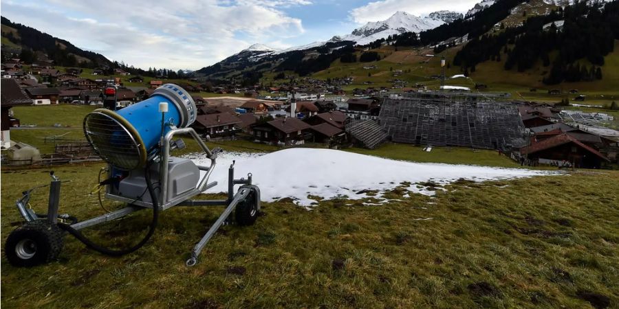 Sicht in das Zielgelaende des "Chuenisbaergli", am Freitag, 19. Dezember 2014, in Adelboden. Am 10. und 11. Januar 2015 sind hier die Internationalen Weltcuprennen geplant.