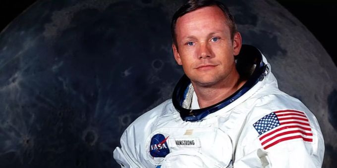 Neil Armstrong war der erste Mann, der einen Fuss auf den Mond setzte. Das von der Nasa veröffentlichte Bild zeigt den damaligen US-Astronauten Neil Armstrong in voller Montur vor einem Bild des Mondes.